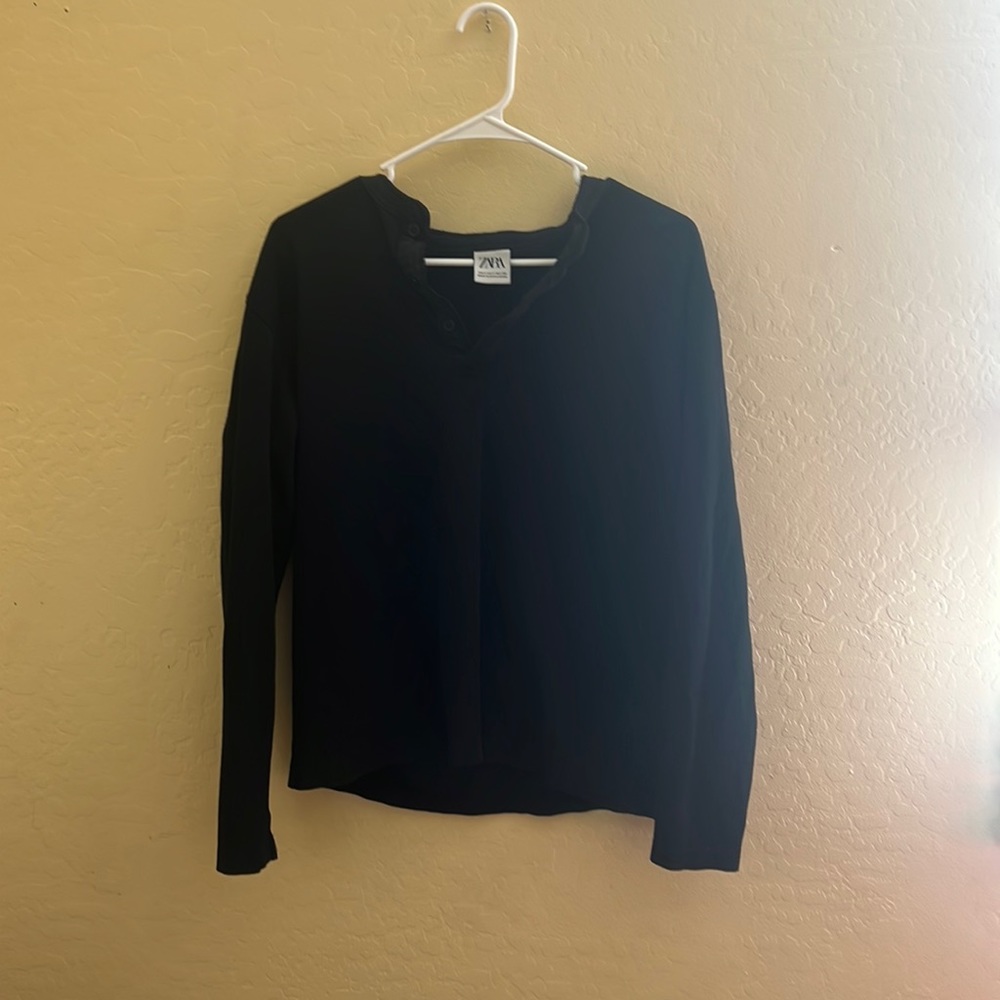 Black Long sleeve , small can go for a medium , it’s giving  a polo vibe